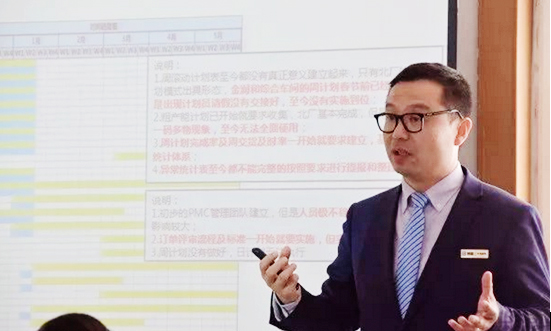 項(xiàng)目經(jīng)理李鐵柱老師現(xiàn)場(chǎng)輔導(dǎo) 項(xiàng)目經(jīng)理李鐵柱老師現(xiàn)場(chǎng)輔導(dǎo)