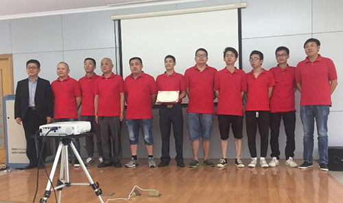 博革咨詢金總頒發(fā)“精益星級機臺獎” 博革咨詢金總頒發(fā)“精益星級機臺獎”